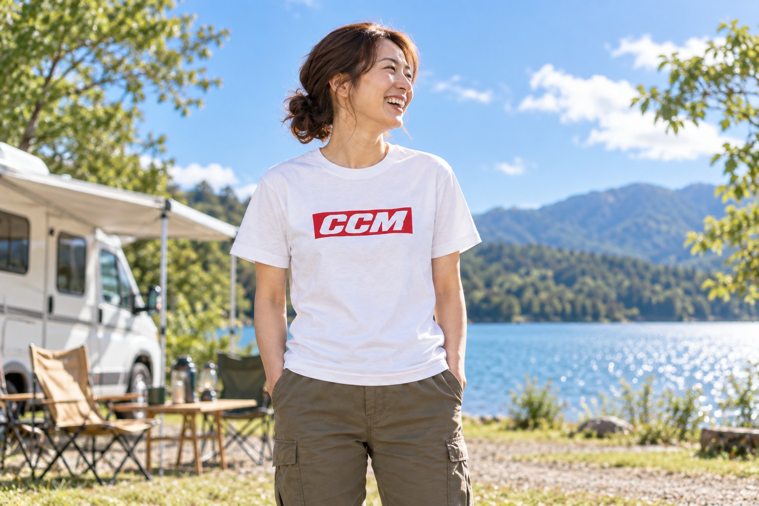 白いCCMロゴスタンダードTシャツを着たモデルとキャンピングカー（AI生成の着用イメージ）